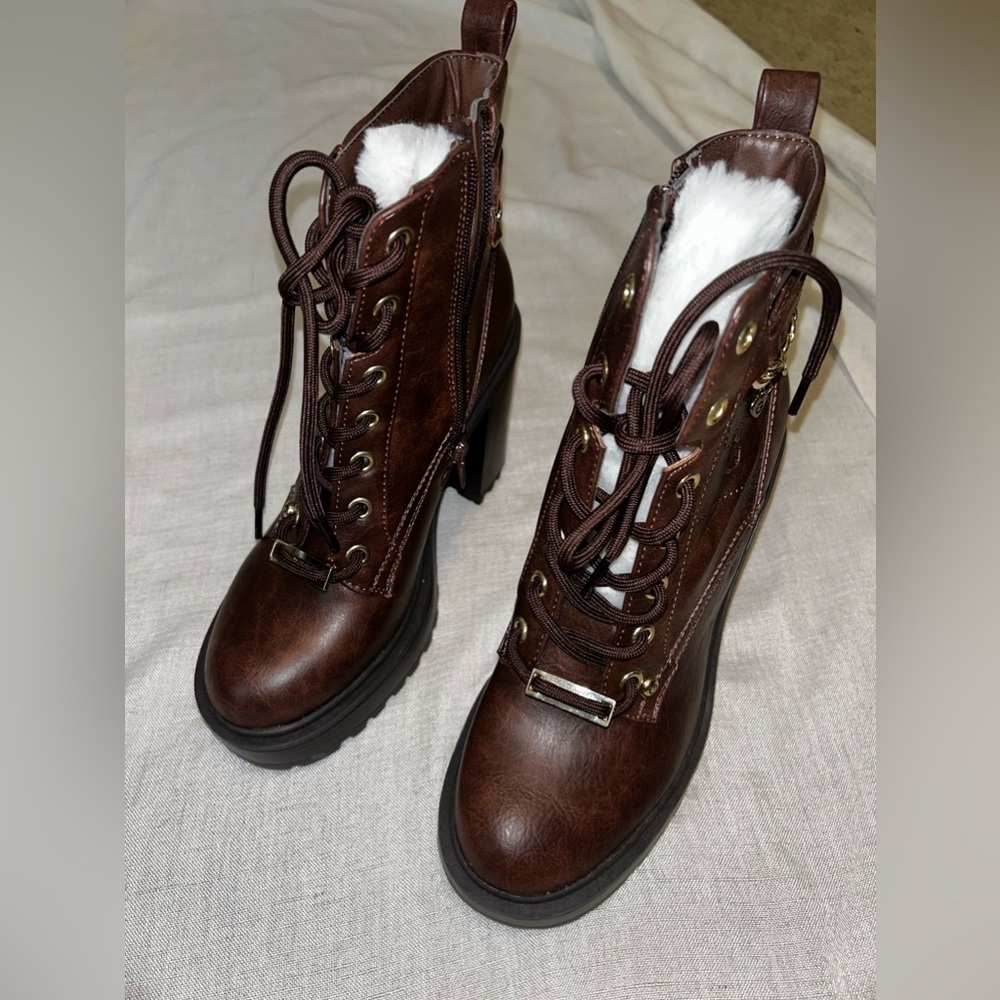 NWOT WOMANS GUESS BOOTIES - Picture 1 of 11